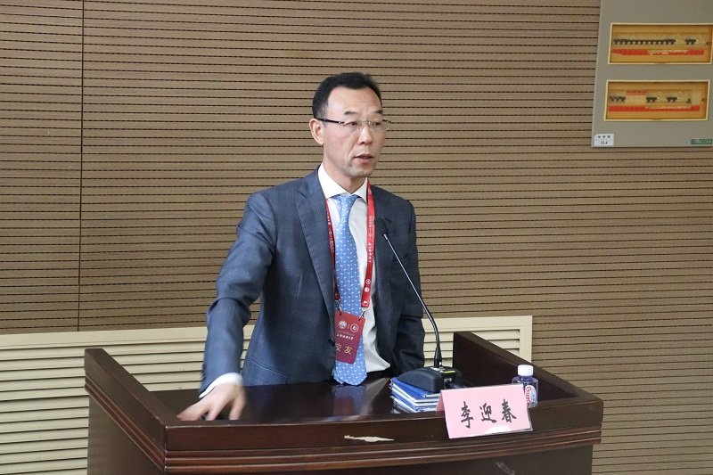 鼓励新校友们在未来的人生道路上找到自